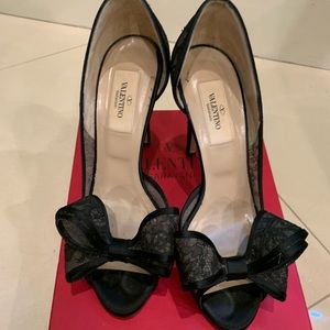 Valentino Gravani black lace pump